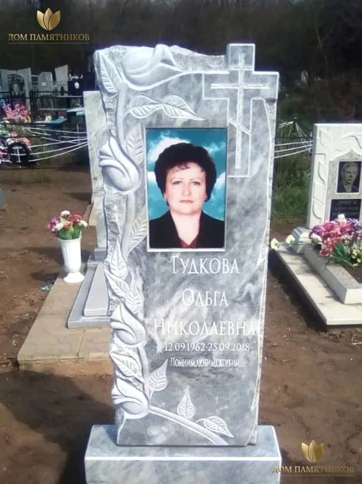 Памятник из мрамора Розы