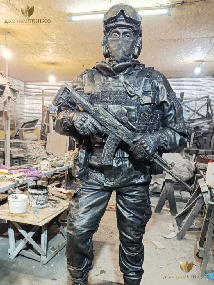 Скульптура в полный рост участнику СВО